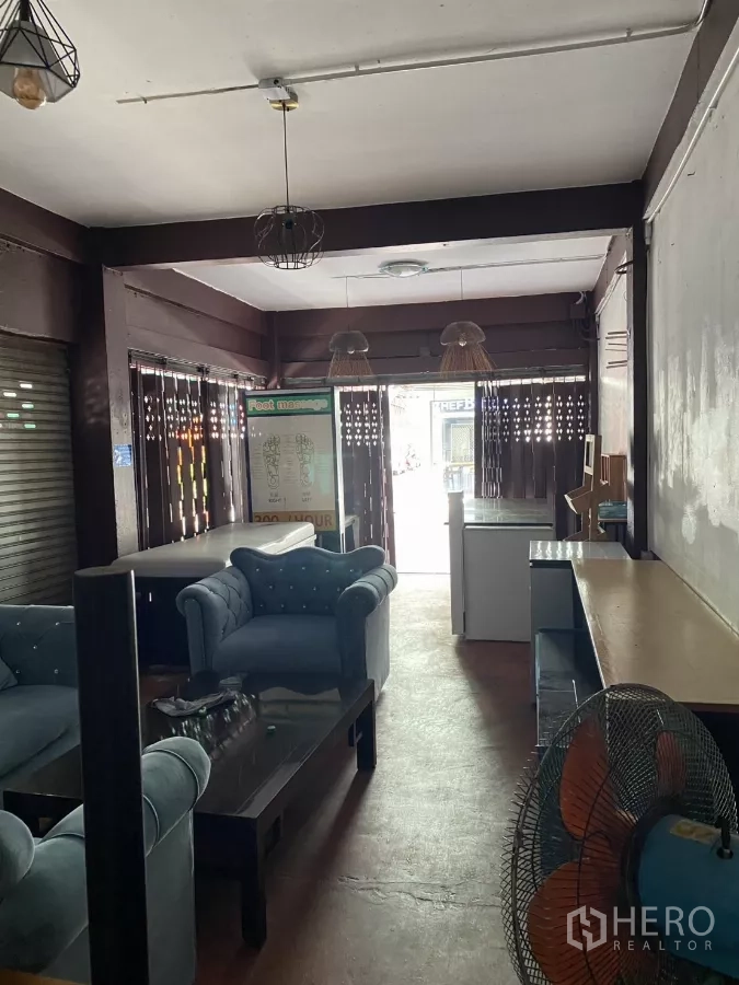 Shophouse for rent in Khlong Toei, Bangkok - View toward the shop entrance with natural light filtering through slats.