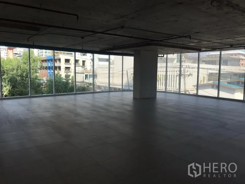 办公空间 出租在Khlong Toei, Bangkok - 明亮的角落办公空间，环幕玻璃带来充足自然光，大面积瓷砖地面可灵活分隔。