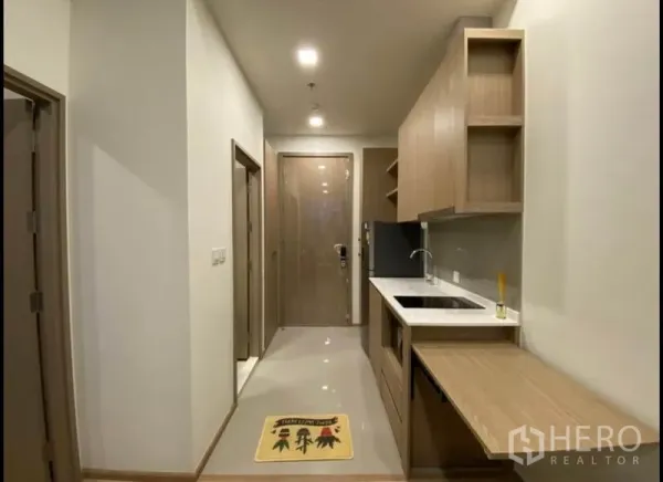 คอนโด ขายในHuai Khwang, Bangkok - โถงทางเข้าพร้อมครัวแบบแกลลียาว ตู้บิวท์อิน อ่างล้างจาน และเคาน์เตอร์พับได้