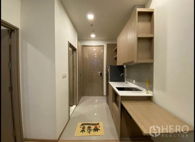 คอนโด ขายในHuai Khwang, Bangkok - โถงทางเข้าพร้อมครัวแบบแกลลียาว ตู้บิวท์อิน อ่างล้างจาน และเคาน์เตอร์พับได้