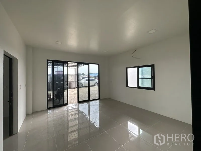 货栈 出租在Lam Luk Ka, Pathum Thani - 一层办公室，亮面地砖与面向停车区的大型推拉玻璃门