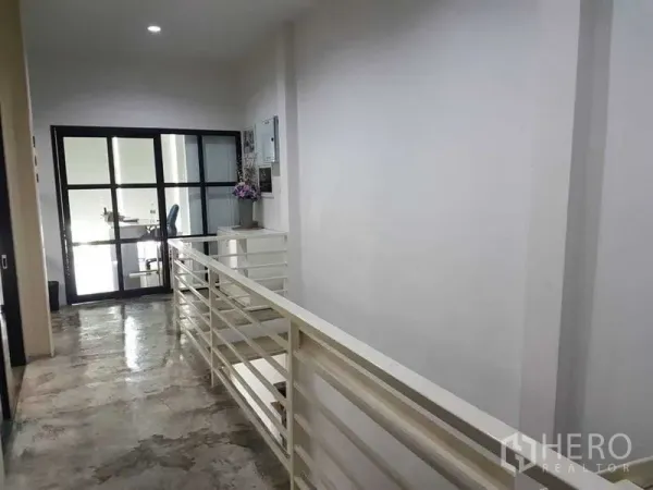 อาคารพาณิชย์ ขายในBang Rak, Bangkok - โถงทางเดินสว่าง พื้นปูนขัดมัน พร้อมประตูบานเลื่อนกรอบเหล็กเข้าสู่ออฟฟิศ