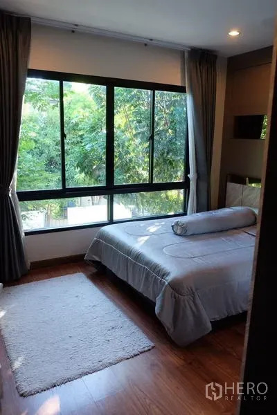 独立式住宅 出租在Bang Phli, Samut Prakan - 采光充足的卧室，转角大窗眺望树景