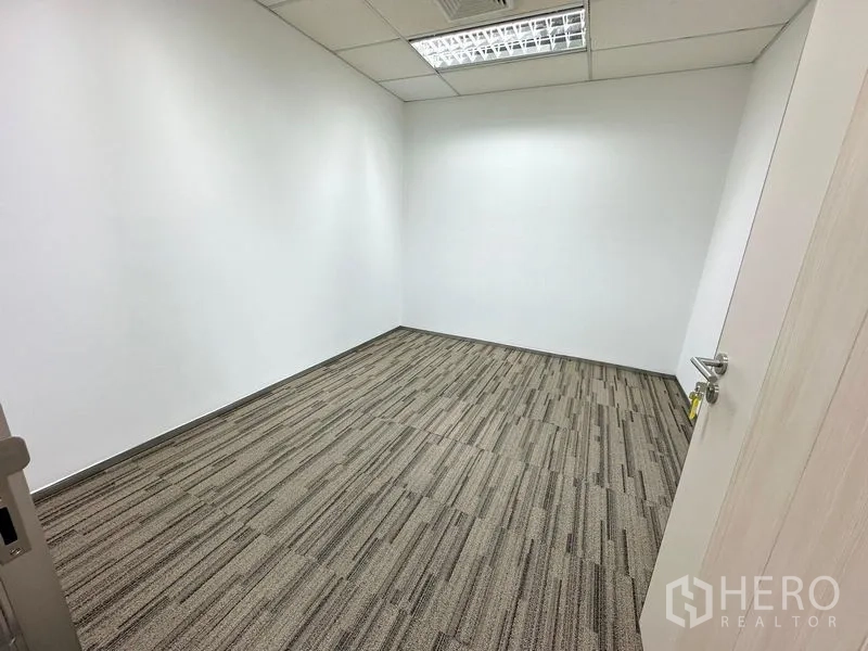 办公空间 出租在Watthana, Bangkok - 狭长型会议室或主管室，玻璃门、氛围灯和地毯砖。