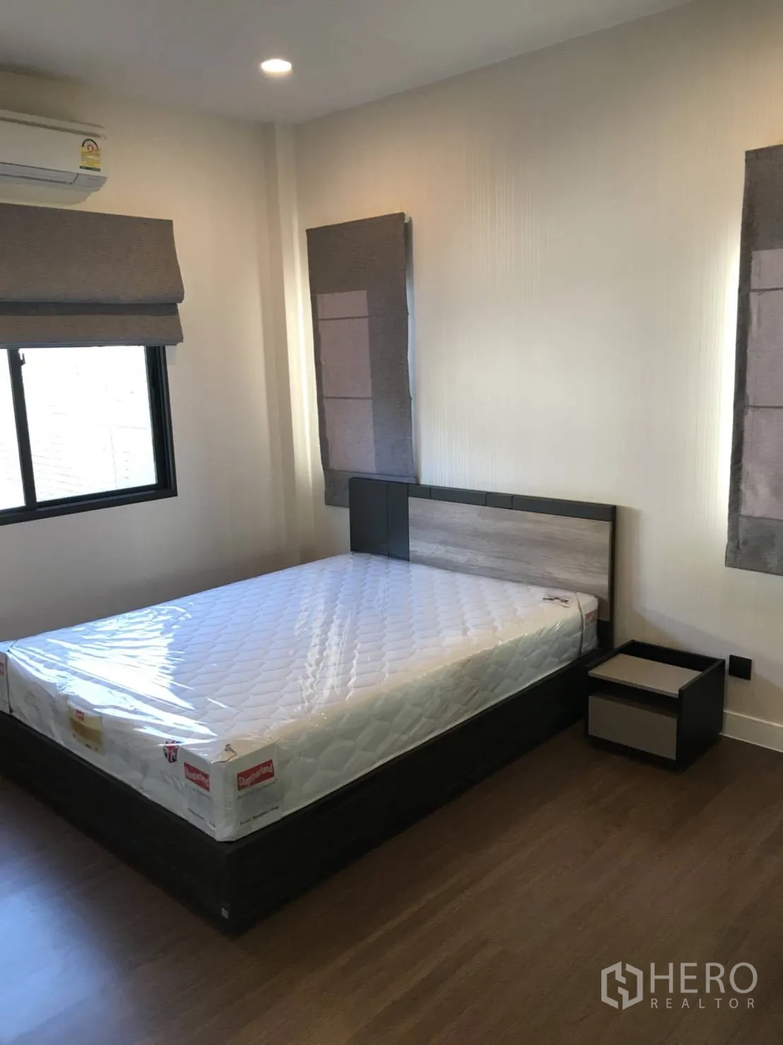บ้าน ให้เช่าในBang Kapi, Bangkok - ห้องนอนเตียงควีน แอร์ และหน้าต่างสองบานพร้อมม่านพับ