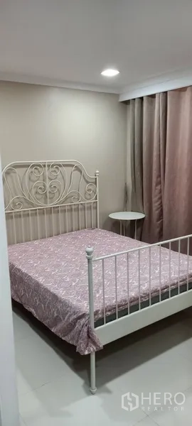 คอนโด ให้เช่าในWatthana, Bangkok - ห้องนอนอบอุ่น เตียงเหล็กสีขาวและผ้าม่านทึบ