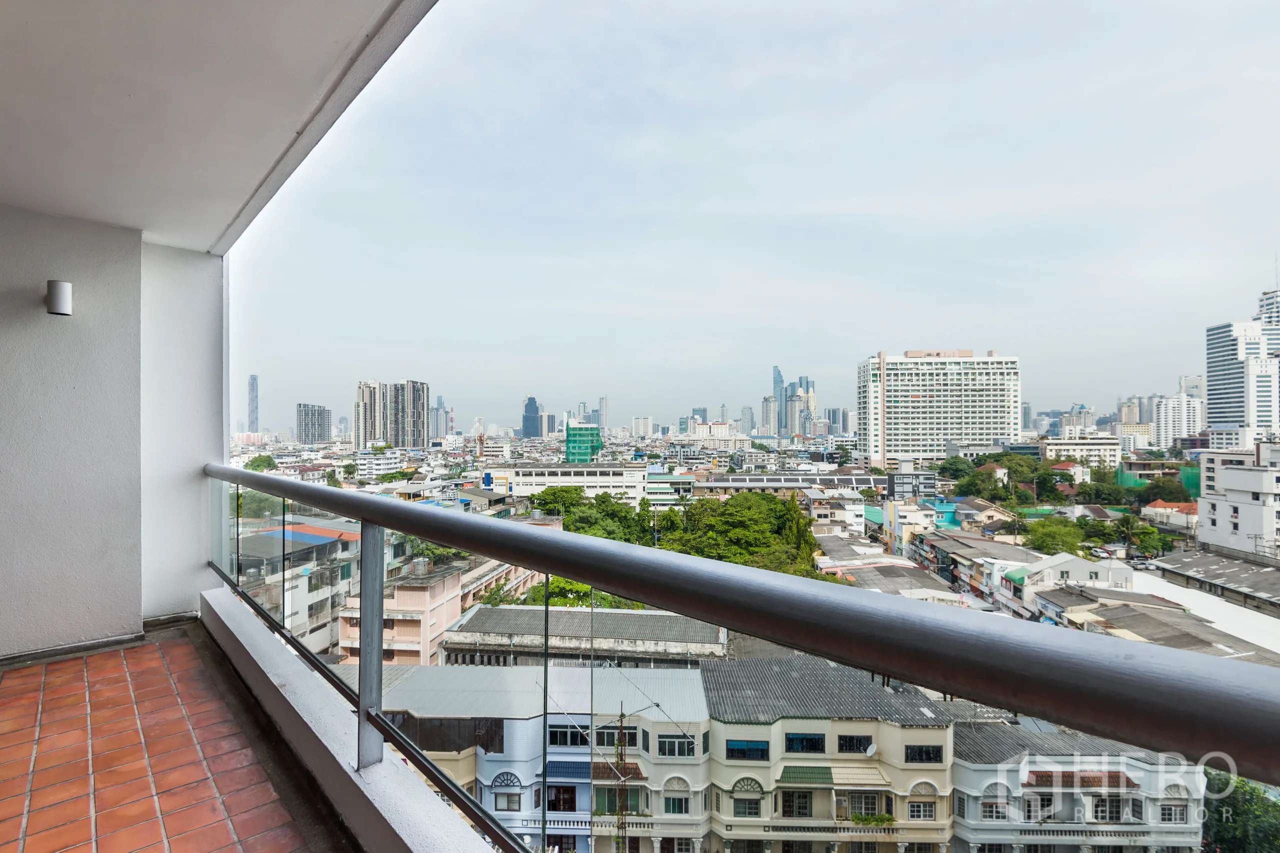 公寓 出租在Yan Nawa, Bangkok - 有顶阳台，玻璃栏杆和红色地砖，俯瞰城市景色。