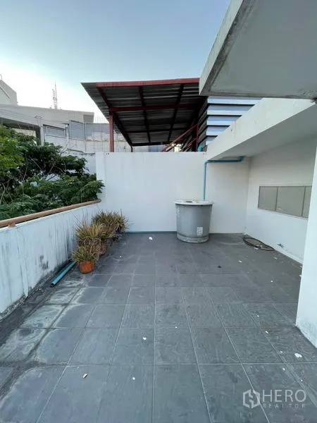 联排别墅 出租在Khlong Toei, Bangkok - 屋顶露台，铺砖地面与实用区。