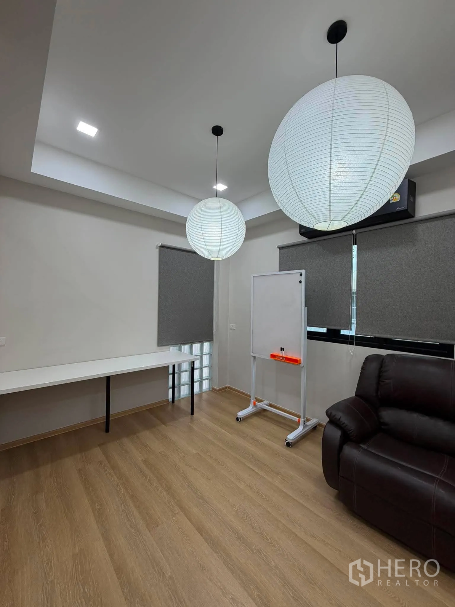家庭办公室 for rent in Phra Khanong, Bangkok - 办公区，长工作台、躺椅沙发与白板。