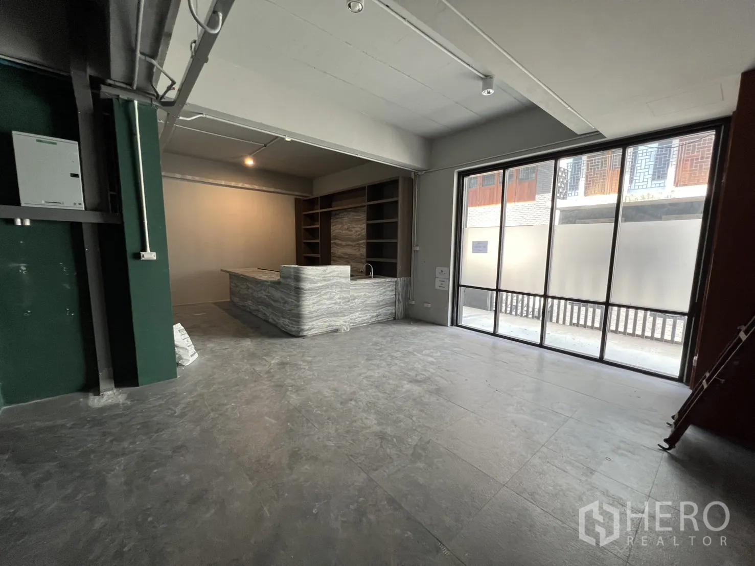 带办公室的家 出租在Pathum Wan, Bangkok - 展示式空间，仿石台面，超宽窗面。