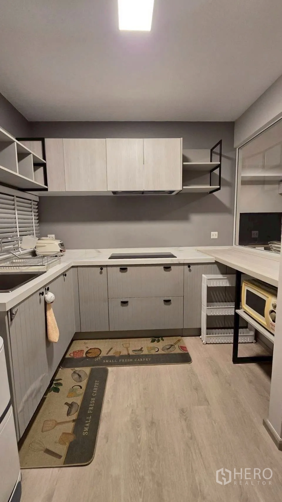 半独立式住宅 for rent in Prawet, Bangkok - 现代L型厨房，橱柜、台面与电磁炉灶