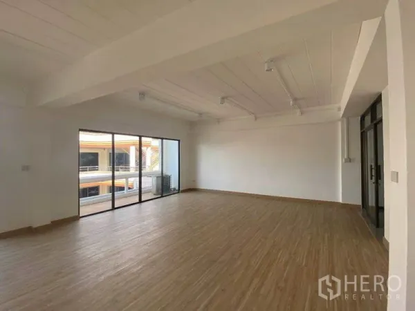 办公空间 出租在Watthana, Bangkok - 80㎡办公角落，超大窗户与阳台出入口，白色天花配轨道灯。