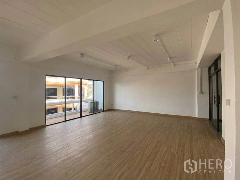 办公空间 出租在Watthana, Bangkok - 80㎡办公角落，超大窗户与阳台出入口，白色天花配轨道灯。