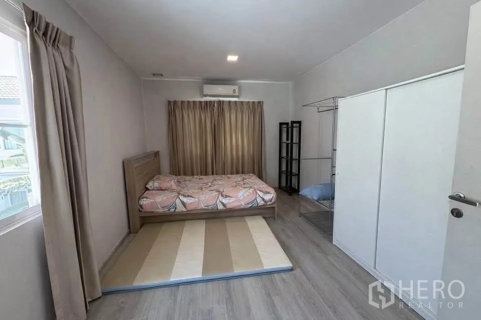 半独立式住宅 for rent in Prawet, Bangkok - 明亮卧室，配床、衣柜、大窗与空调。
