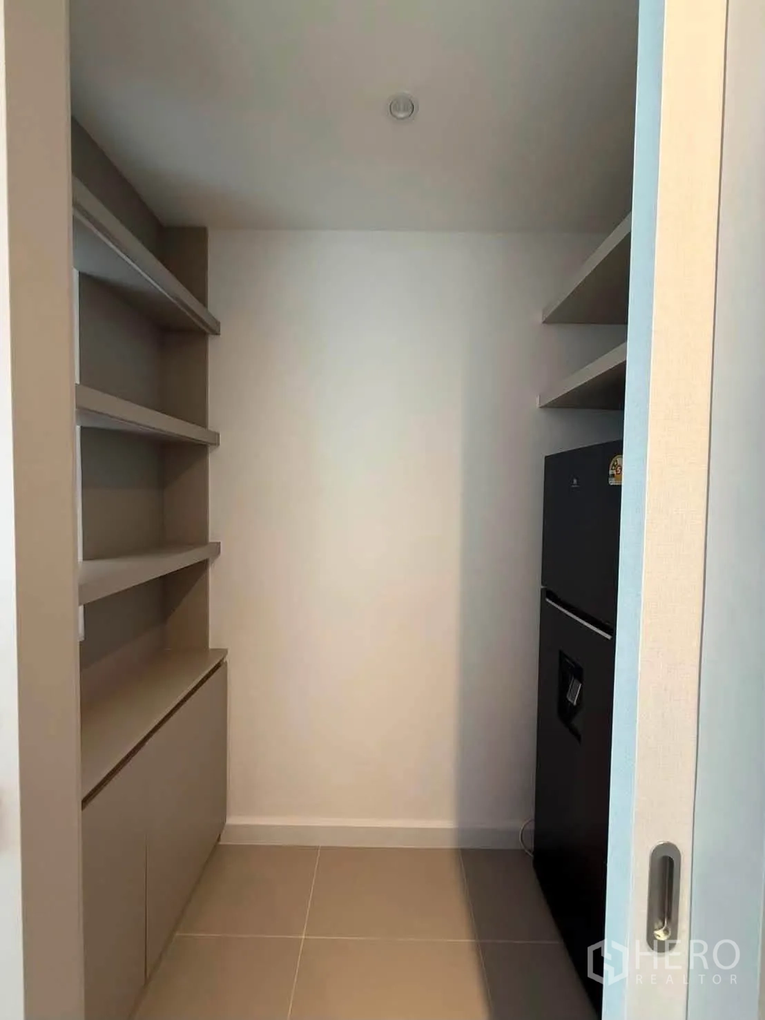บ้านเดี่ยว for rent in Bang Phli, Samut Prakan - ห้องแพนทรีมีชั้นวางของบิลต์อินและตู้เย็น.