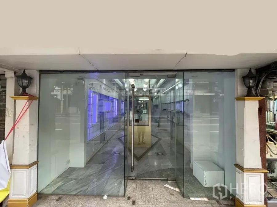 店屋 出租在Bang Rak, Bangkok - 临街店屋入口，通高玻璃双门与壁灯。