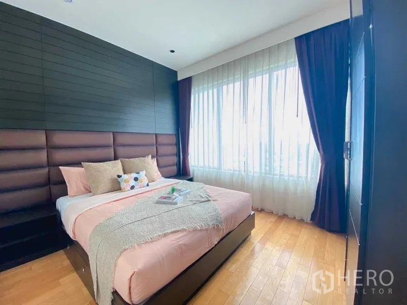 公寓 出租或出售在Bangkok - 次卧配软包床头、粉色床品与通高窗。