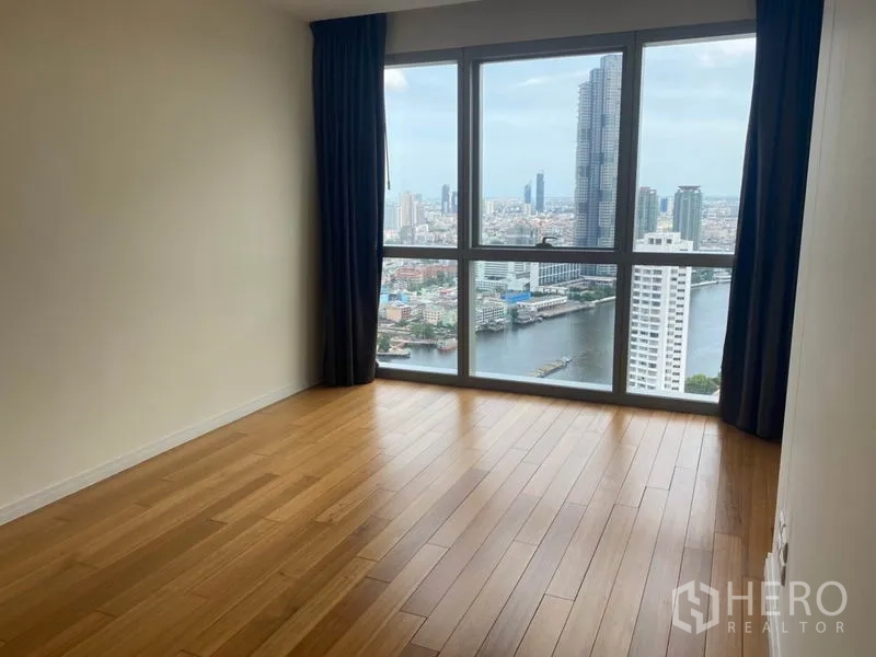 公寓 出租或出售在Khlong San, Bangkok - 木地板卧室，大窗户面向湄南河景。