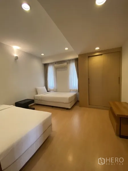 房间 出租在Watthana, Bangkok - 双床卧室，设衣柜、空调与木地板。