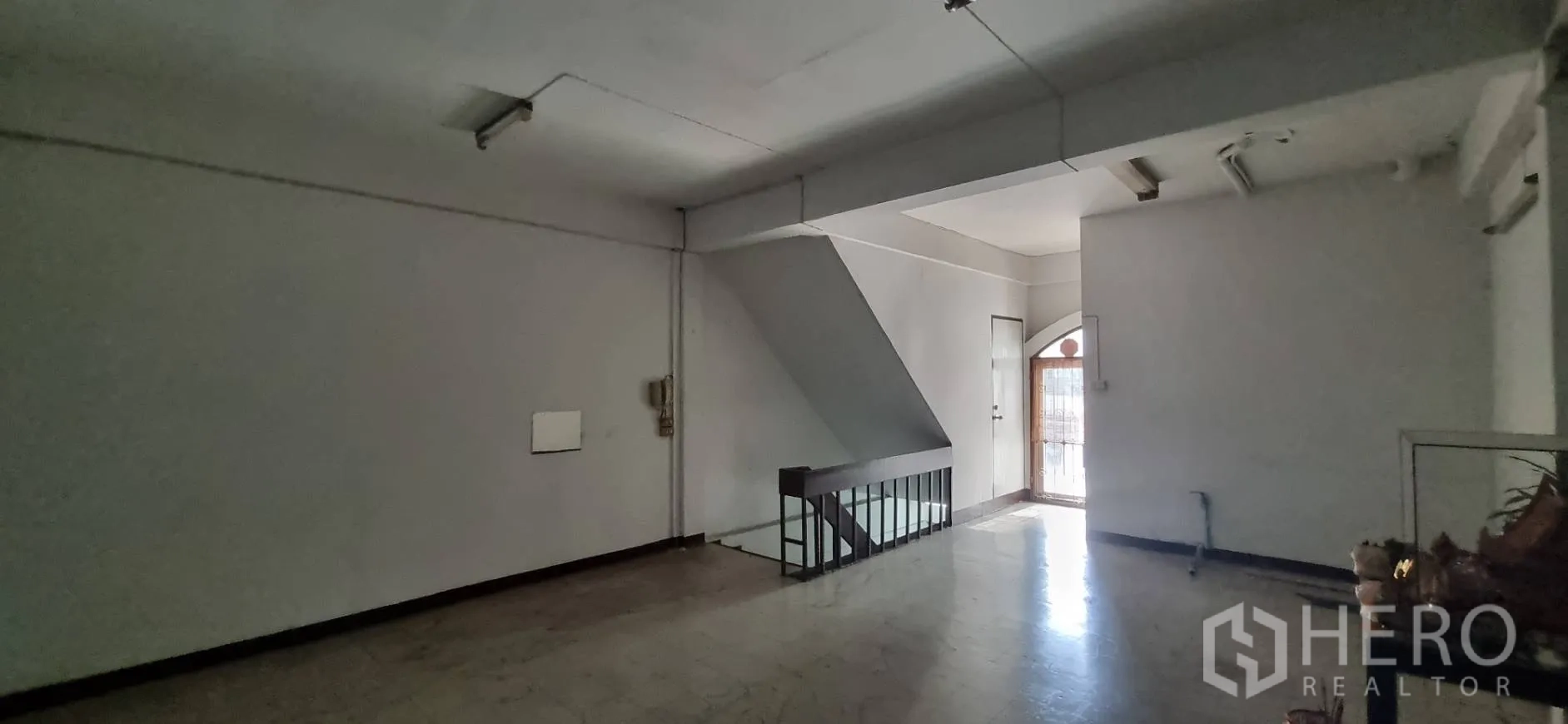 店屋 出租或出售在Bangkok - 楼层走廊与楼梯，拱形门采光充足。
