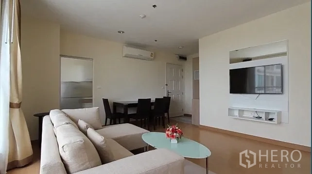 คอนโด ให้เช่าในWatthana, Bangkok - ห้องนั่งเล่นแบบโอเพ่น พร้อมโซฟา L ทีวีติดผนัง และโต๊ะทานข้าว