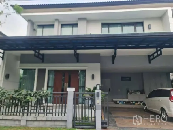 บ้าน ให้เช่าหรือขายในPrawet, Bangkok - บ้านเดี่ยวสองชั้นสไตล์โมเดิร์นในประเวศ พร้อมรั้วและที่จอดรถในร่ม