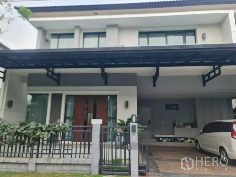 独立式住宅 出租或出售在Prawet, Bangkok - Prawet区现代两层独栋住宅，带前院围栏与遮雨车棚