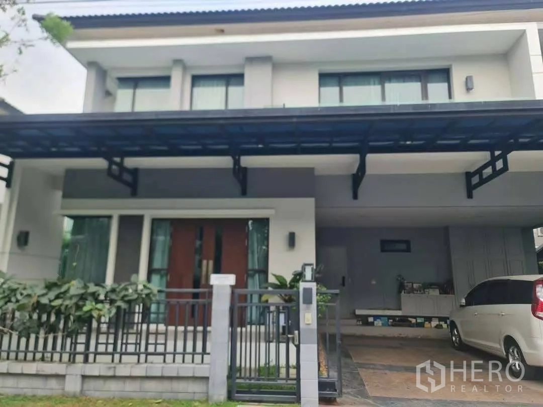 独立式住宅 出租或出售在Prawet, Bangkok - Prawet区现代两层独栋住宅，带前院围栏与遮雨车棚