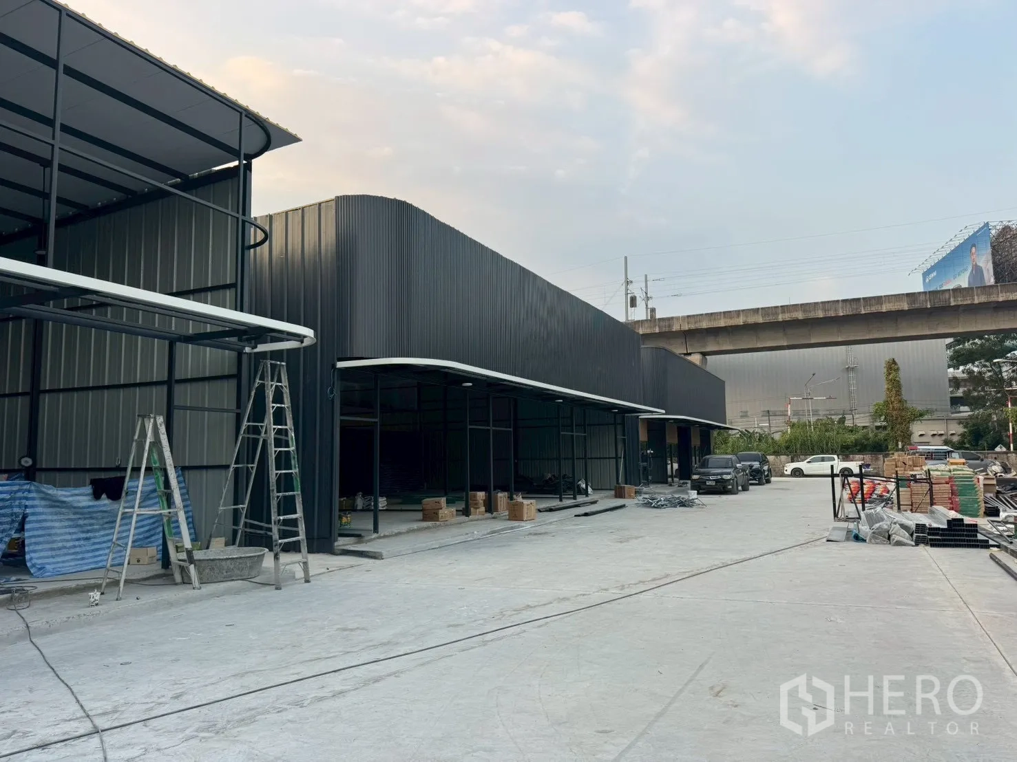 คลังสินค้า for rent in Suan Luang, Bangkok - แถวโกดังสมัยใหม่ระหว่างก่อสร้าง ใกล้ทางรถไฟยกระดับ พร้อมลานจอดรถกว้าง