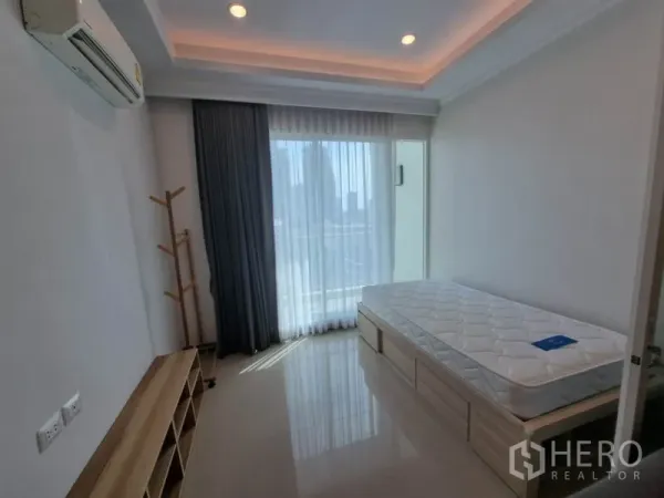 公寓 出租在Ratchathewi, Bangkok - 卧室设落地窗与阳台入口，单人床与吊顶灯光