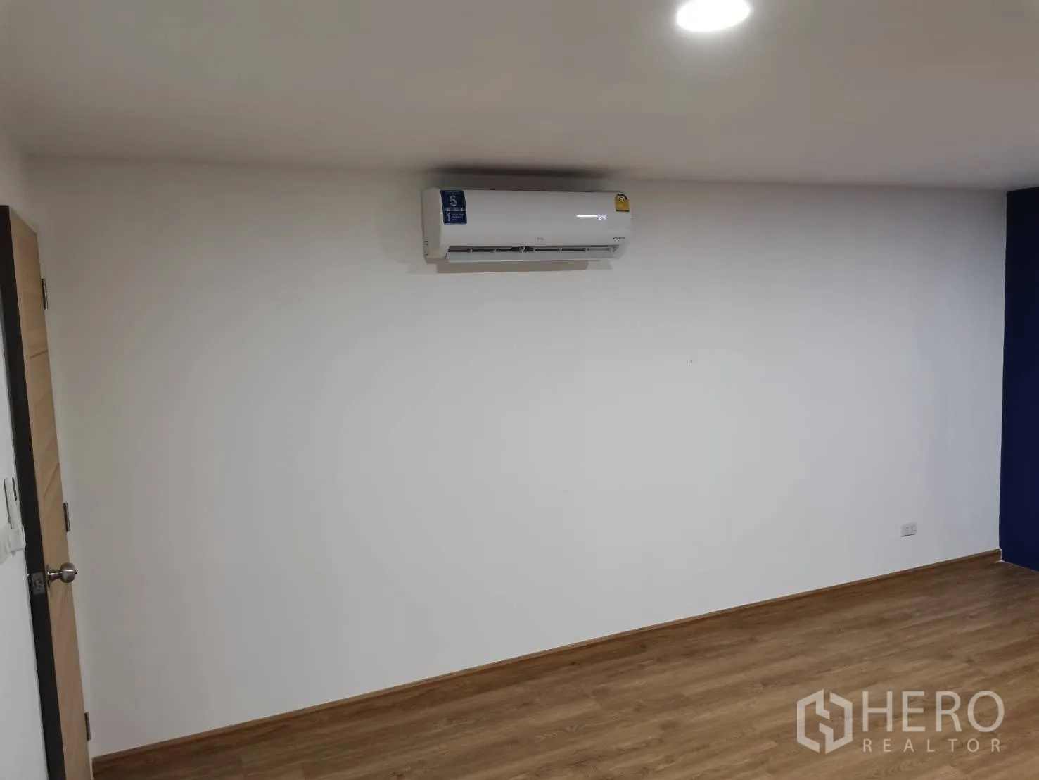 仓库 for rent in Suan Luang, Bangkok - 明亮的办公室，配空调与成品地面。