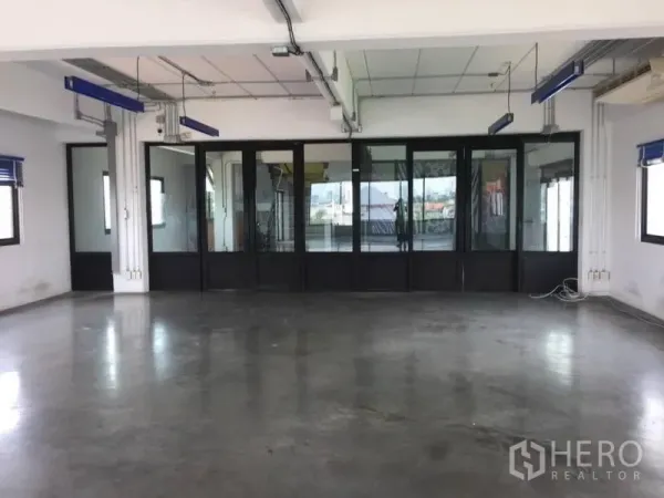 带办公室的家 出租或出售在Wang Thonglang, Bangkok - 宽敞办公区，正对黑框玻璃会议室，多面采光。