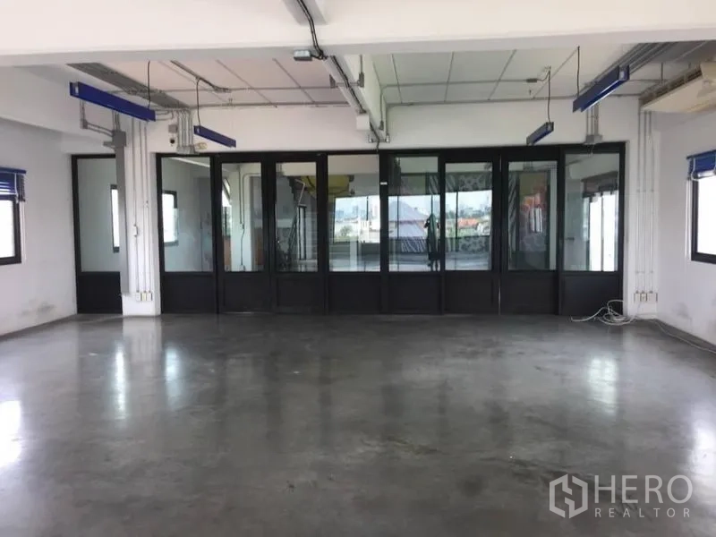 带办公室的家 出租或出售在Wang Thonglang, Bangkok - 宽敞办公区，正对黑框玻璃会议室，多面采光。