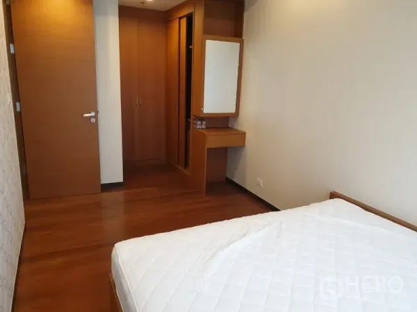 公寓 出租在Khlong Toei, Bangkok - 明亮卧室，木地板，内置衣柜与梳妆台