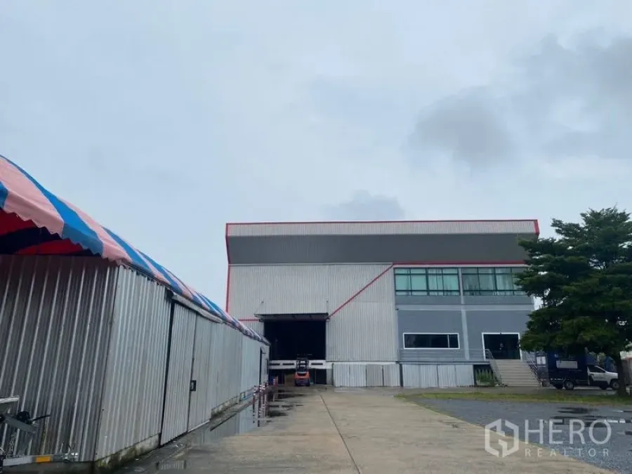 Factory for rent or sale in Lam Luk Ka, Pathum Thani - Lobby with staircase, restroom access and a glass meeting room.