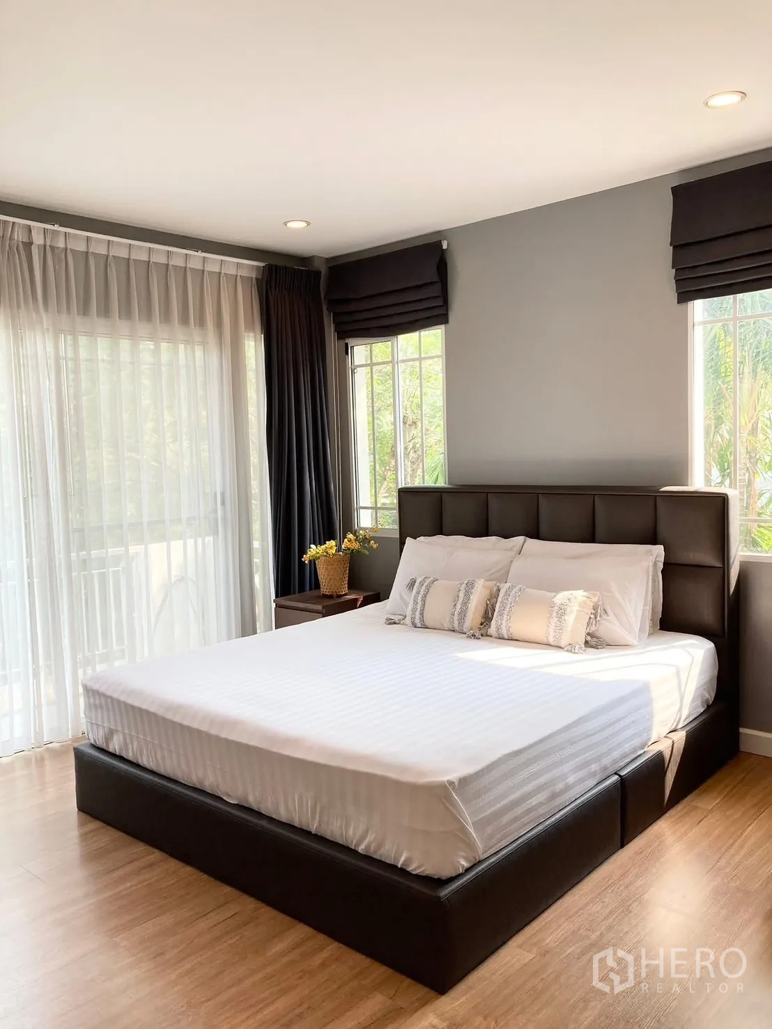 บ้านเดี่ยว for rent in Prawet, Bangkok - ห้องนอนใหญ่เตียงขนาดใหญ่และประตูกระจกบานเลื่อนพร้อมผ้าม่านโปร่ง