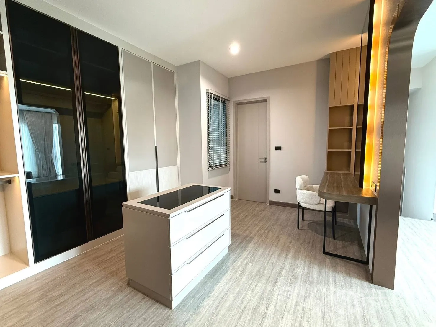 บ้านแฝด for rent in Bang Phli, Samut Prakan - ห้องแต่งตัววอล์กอินพร้อมตู้เสื้อผ้าบานกระจก ไอส์แลนด์ลิ้นชัก และโต๊ะทำงาน