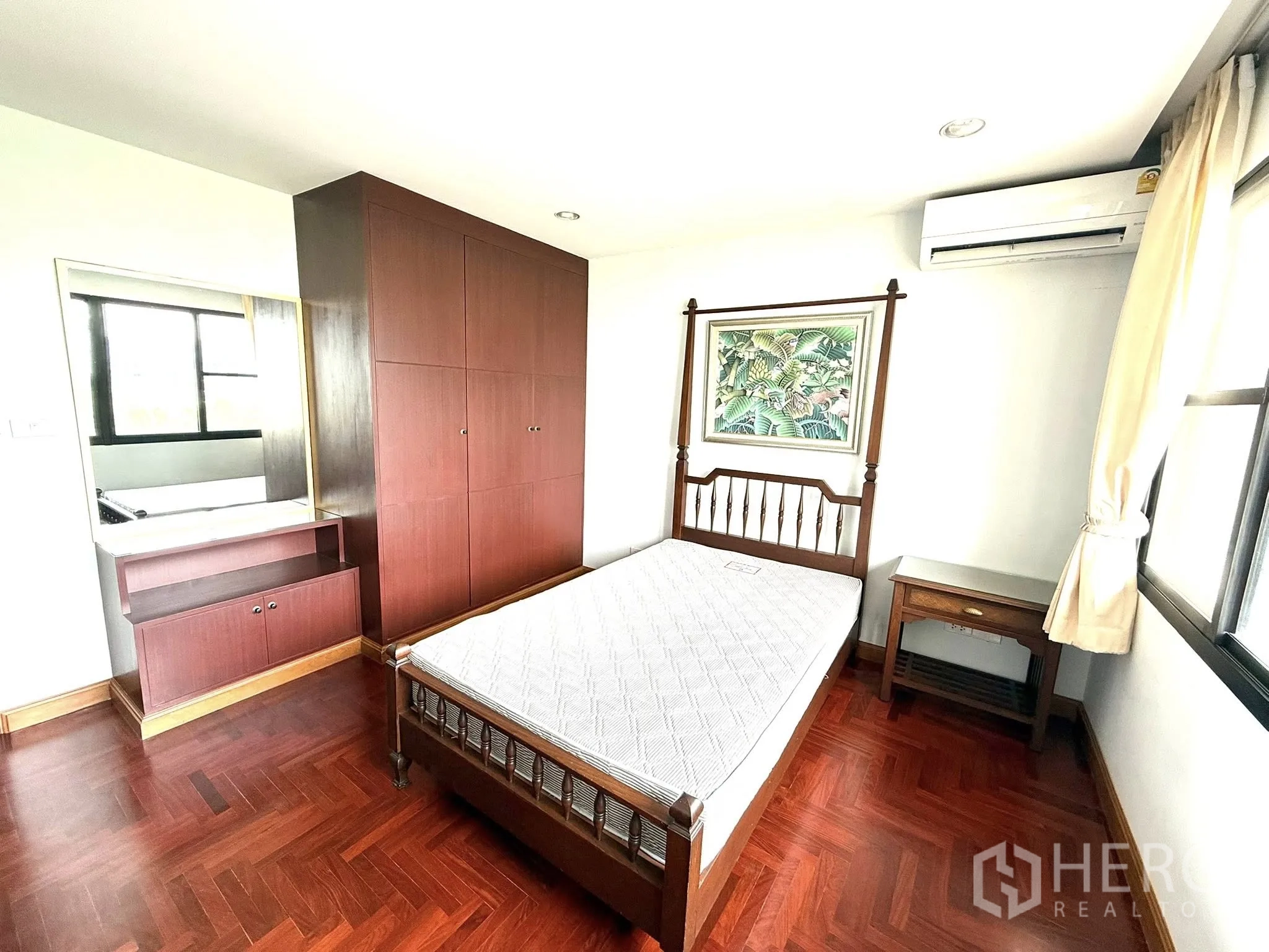 คอนโด ให้เช่าในSathon, Bangkok - ห้องนอนที่สองพร้อมเตียงไม้ ตู้เสื้อผ้า และมุมแต่งตัว.