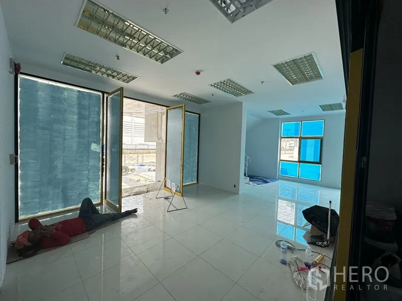 工厂 出租在Khlong Luang, Pathum Thani - 新建办公室空间，白色地砖与大面积玻璃门窗。