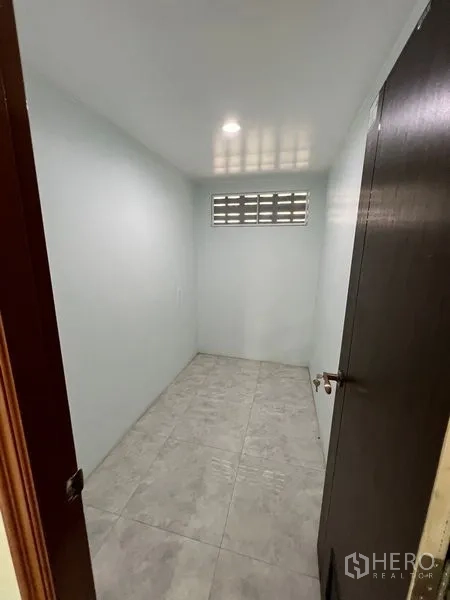 บ้าน ขายในMin Buri, Bangkok - ห้องเก็บของ/ยูทิลิตี้ขนาดเล็ก พื้นกระเบื้อง ช่องลม