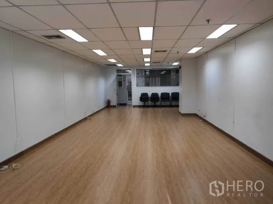 สำนักงาน ให้เช่าในWatthana, Bangkok - ภาพกว้างมุมกลับไปทางประตูเข้า พื้นลามิเนต แอร์ฝังฝ้า และที่นั่งข้างผนังกระจก