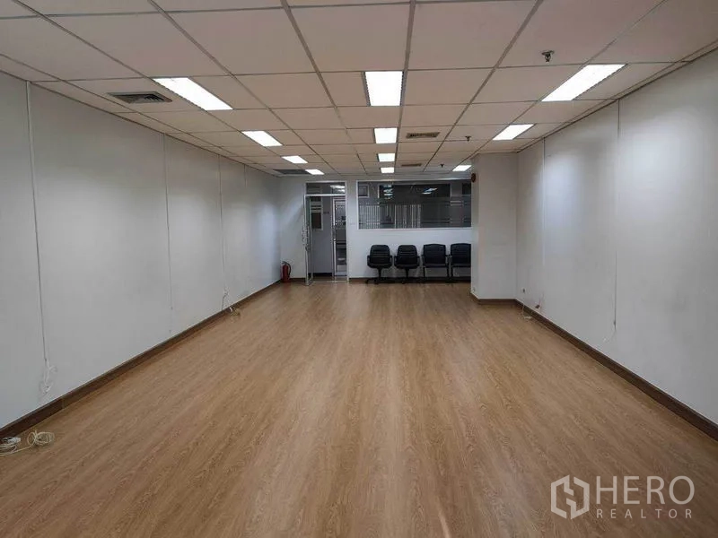 สำนักงาน ให้เช่าในWatthana, Bangkok - ภาพกว้างมุมกลับไปทางประตูเข้า พื้นลามิเนต แอร์ฝังฝ้า และที่นั่งข้างผนังกระจก