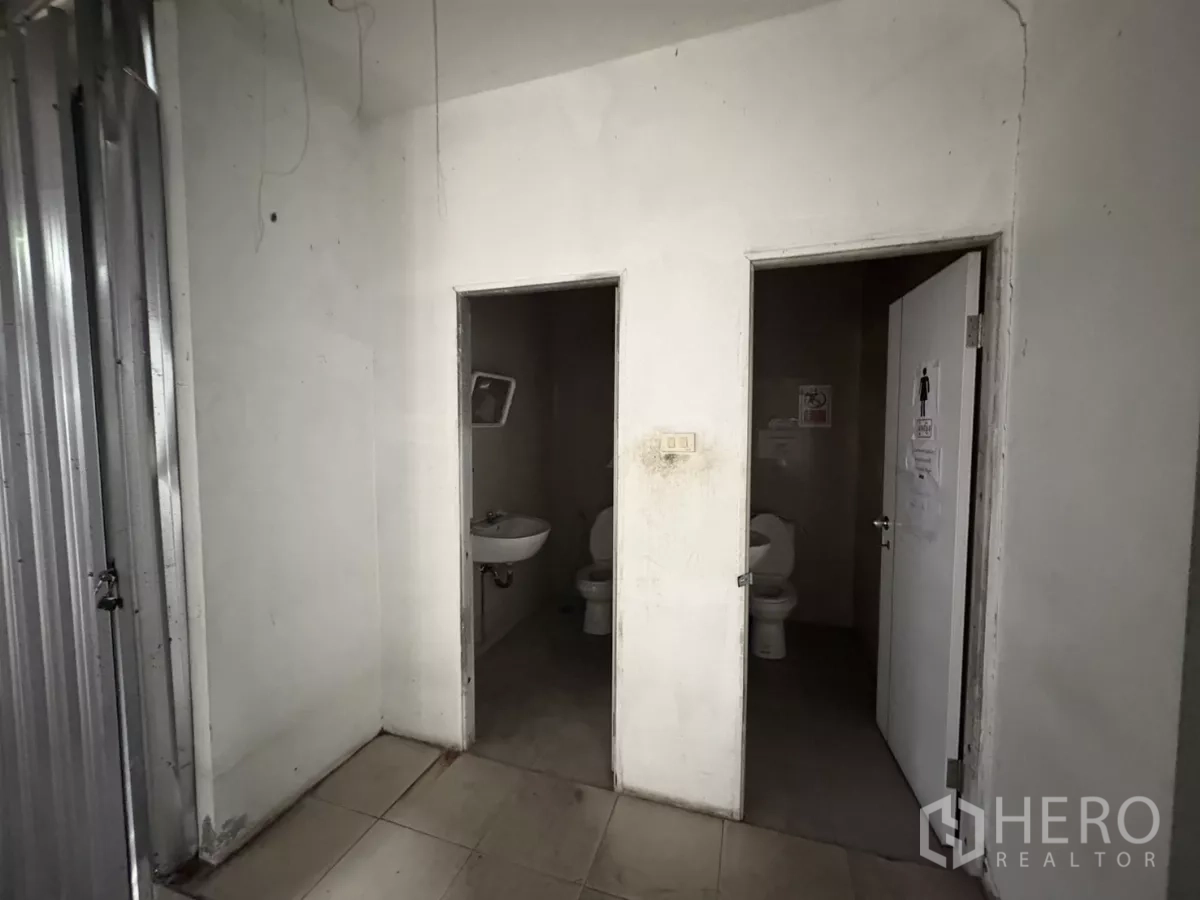 货栈 出租在Bang Phli, Samut Prakan - 员工卫生间区，男女分厕与挂墙式洗手盆。