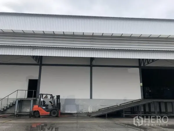 货栈 出租在Bang Phli, Samut Prakan - 仓库立面旁的装卸区，设有叉车与上货坡道。