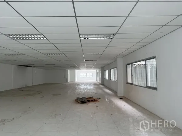 Factory for rent in Pathum Thani - Bright mezzanine office space with rows of windows overlooking the warehouse.