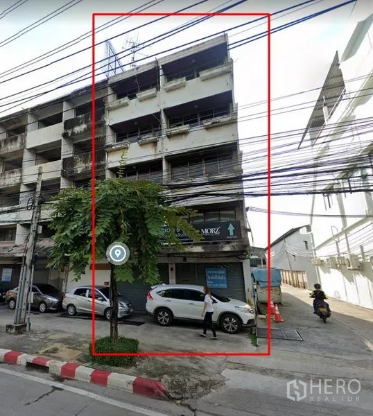 Retail Space for rent in Yan Nawa, Bangkok - Five-storey shophouse block outlined in red with curbside parking and overhead power lines in Yan Nawa.
