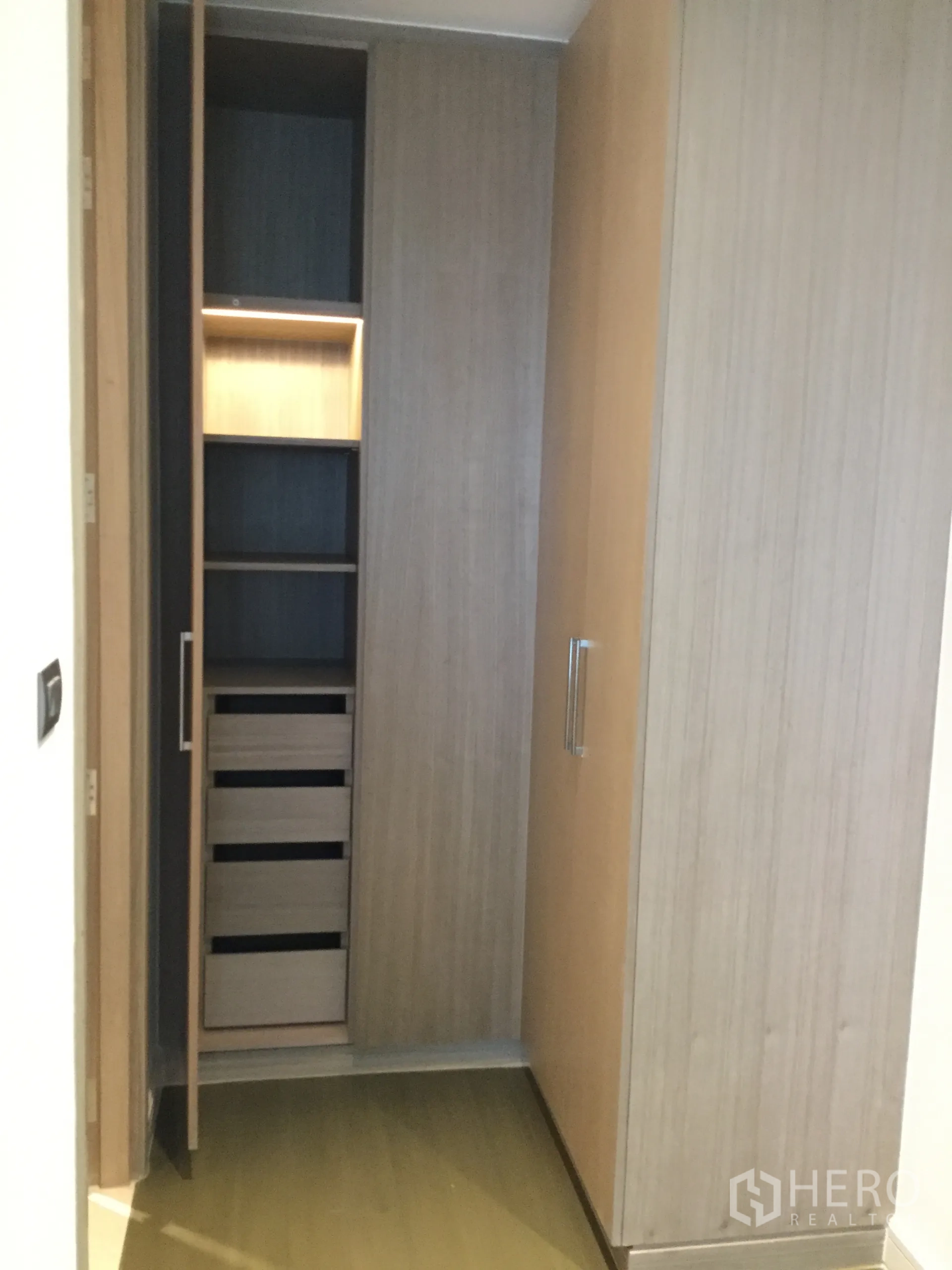 公寓 出租在Pathum Wan, Bangkok - 浅木色内置衣柜，带抽屉与层架，收纳充足。