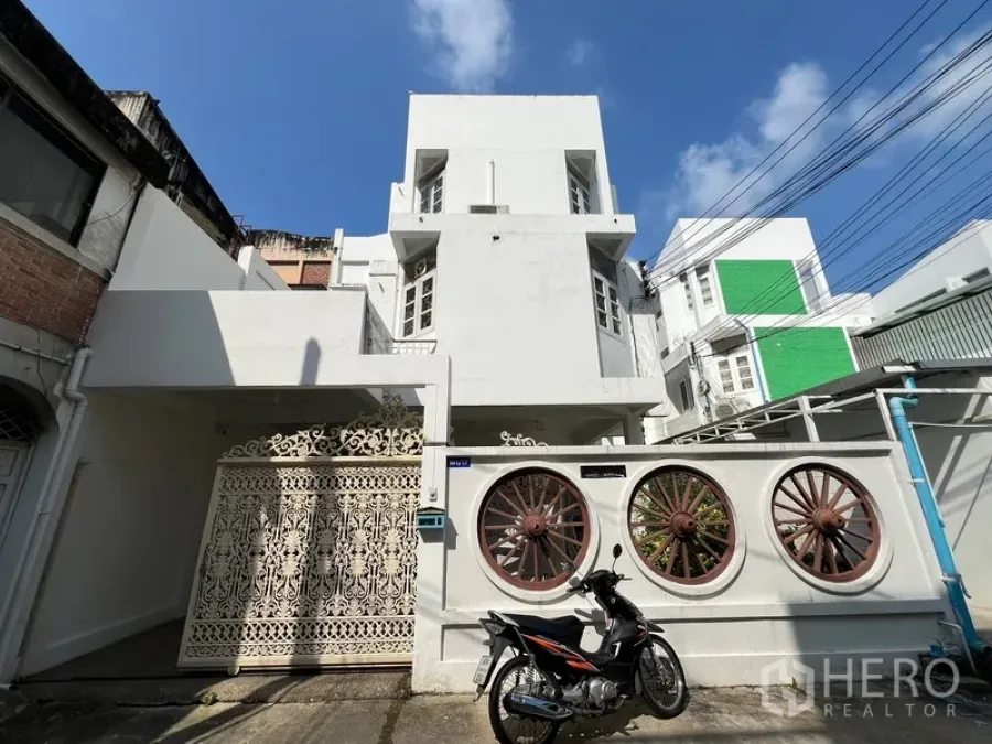 สำนักงานที่บ้าน ให้เช่าในWatthana, Bangkok - ด้านหน้าบ้านโฮมออฟฟิศสีขาวหลายชั้น พร้อมรั้วตกแต่งลวดลาย