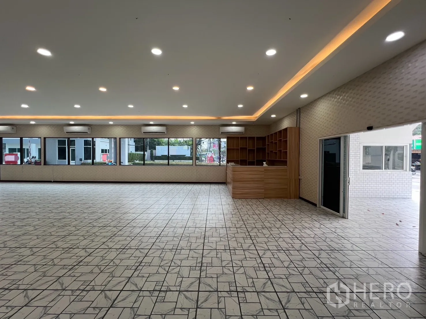 零售空间 for rent in Bueng Kum, Bangkok - 开放式商铺空间，长排窗户、多台壁挂空调，入口旁设接待台。
