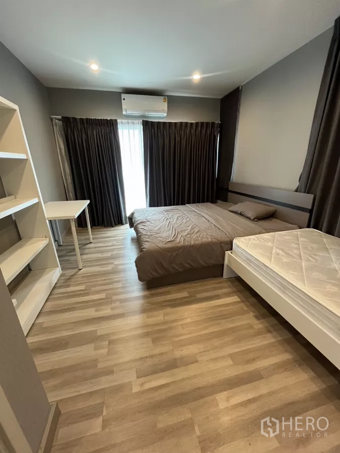 独立式住宅 出租在Suan Luang, Bangkok - 大卧室，双床、置物架与带空调的阳台门